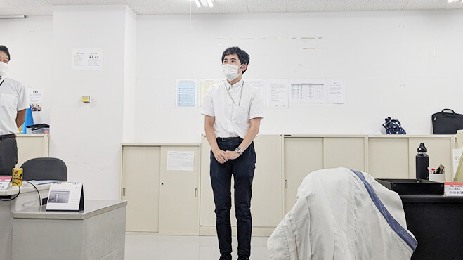 インターン生が挨拶する様子