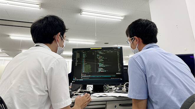 プログラムを一緒に見る様子