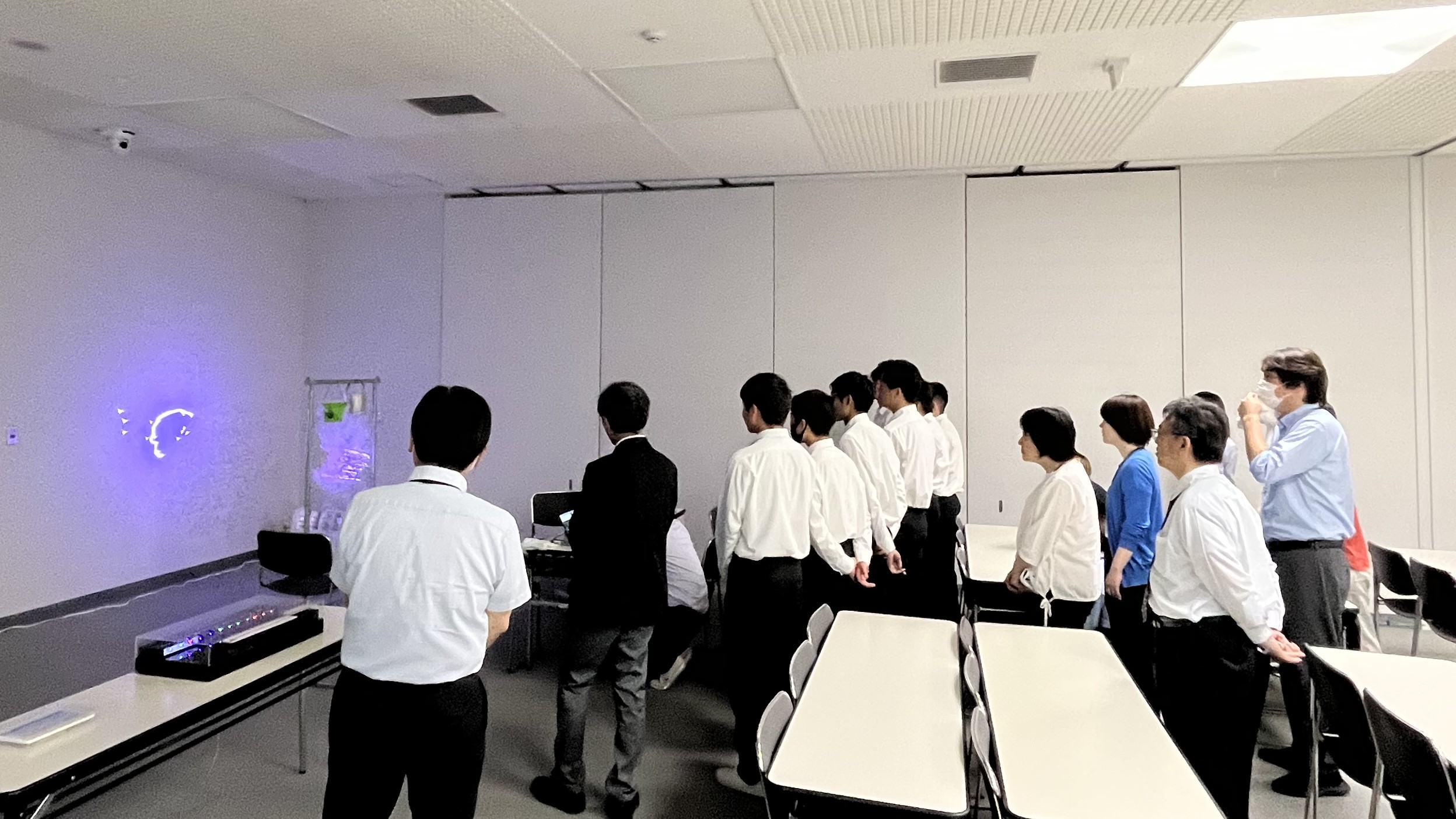 レーザー照明のデモンストレーションを見学している生徒たち