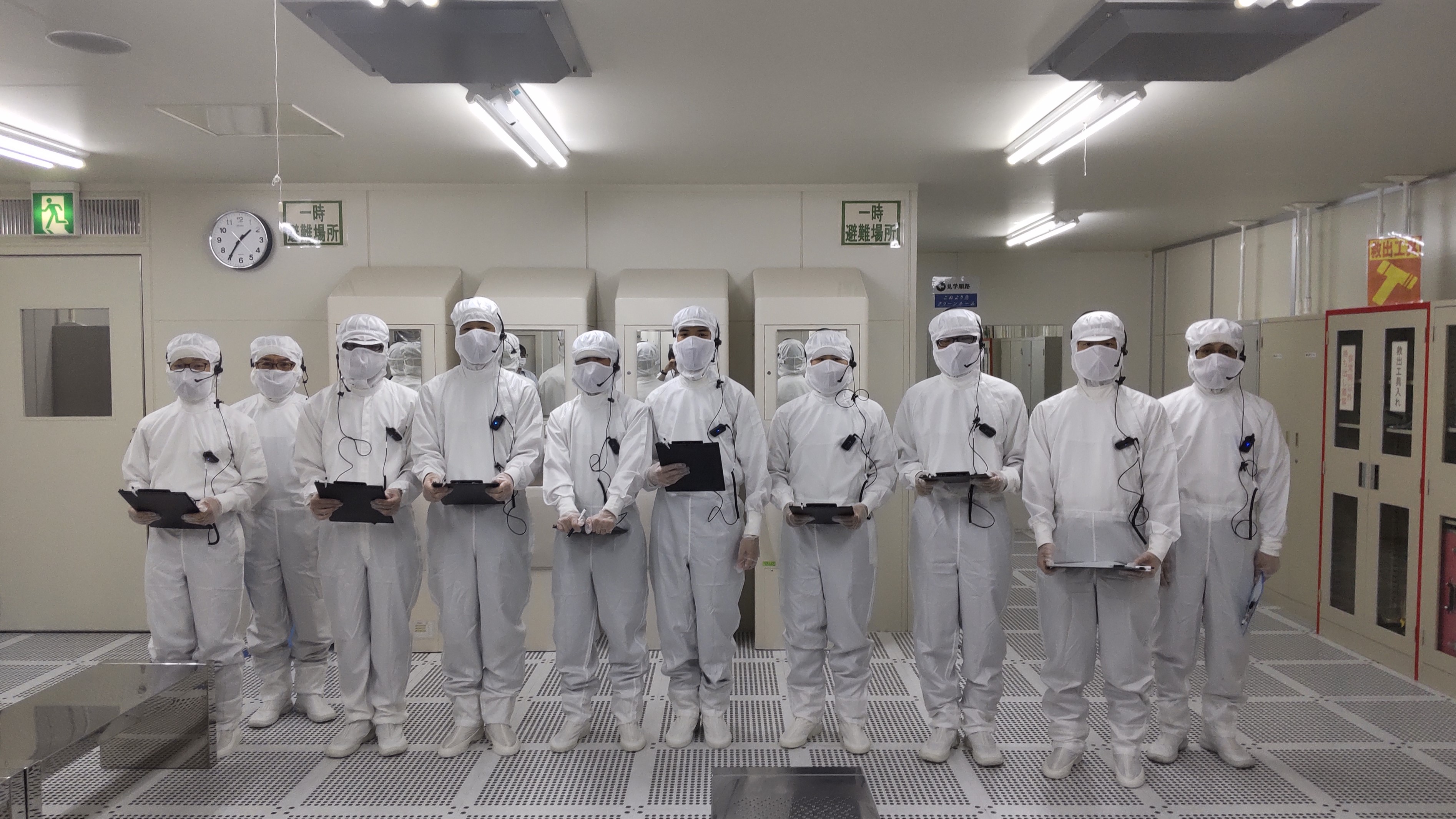 工場のクリーンルームに入室するために防塵服に着替えた生徒たち